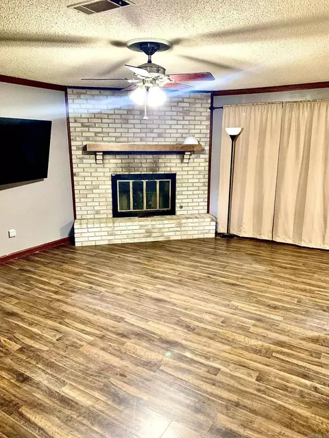 Living - 909 Eddie Ln, Redfield, AR 72132 photo 1 of 2