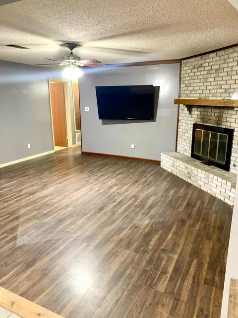 Living - 909 Eddie Ln, Redfield, AR 72132 photo 2 of 2