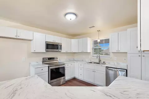 Kitchen - 13868 Cherry Glenn Cv, Alexander, AR 72002 photo 3 of 5