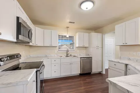 Kitchen - 13868 Cherry Glenn Cv, Alexander, AR 72002 photo 4 of 5