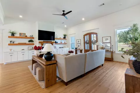 Living - 7 Pear Cir, Greenbrier, AR 72058 photo 3 of 7