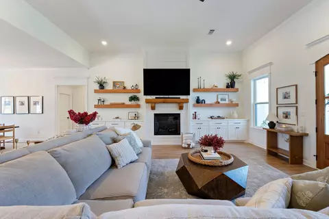 Living - 7 Pear Cir, Greenbrier, AR 72058 photo 4 of 7