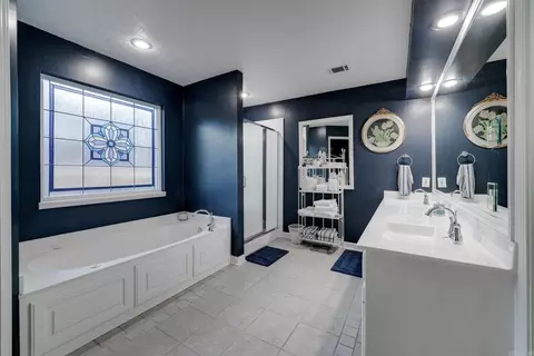 Bath - 3115 Baxter Dr, Conway, AR 72034 photo 1 of 6