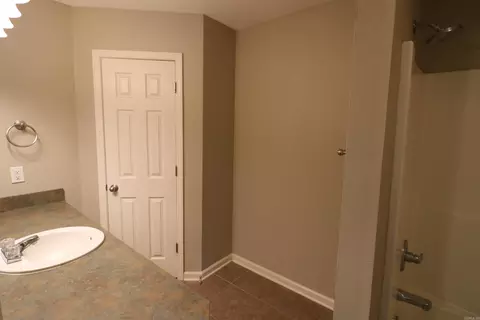 Bath - 105 Baldwin Dr, Beebe, AR 72012 photo 1 of 5