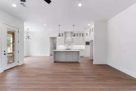 Living - 7 Avrey Ln, Greenbrier, AR 72058 photo 6 of 8