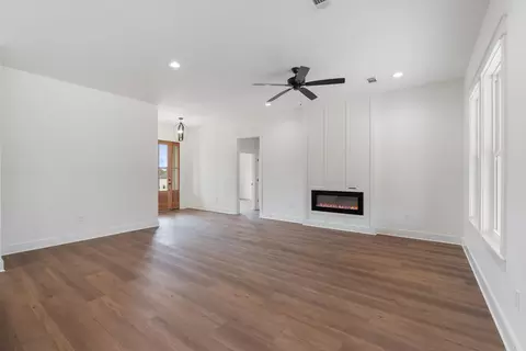 Living - 7 Avrey Ln, Greenbrier, AR 72058 photo 5 of 8