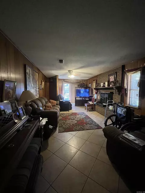 Living - 920 E 38th Ave, Pine Bluff, AR 71601 photo 2 of 2