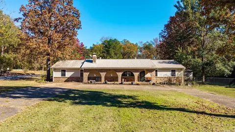 5910 Red Bud Ln, Little Rock, AR 72210