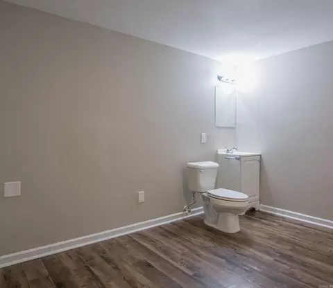 Bath - 2104 Cherry Xing, Benton, AR 72015 photo 2 of 3