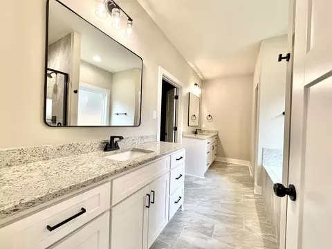 Bath - 3213 Galloway Dr, Benton, AR 72015 photo 2 of 3