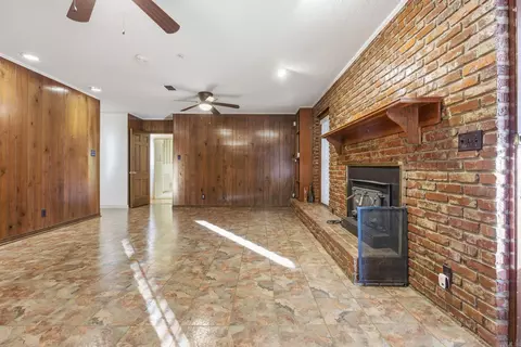 Living - 2002 W 42nd Ave, Pine Bluff, AR 71603 photo 5 of 6