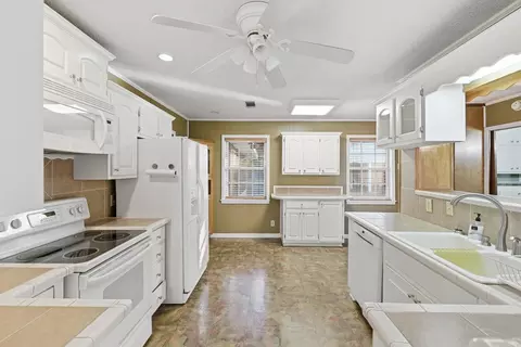 Kitchen - 2002 W 42nd Ave, Pine Bluff, AR 71603 photo 1 of 4
