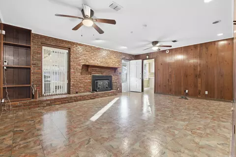Living - 2002 W 42nd Ave, Pine Bluff, AR 71603 photo 3 of 6