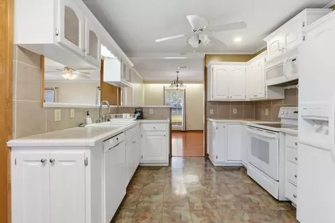 Kitchen - 2002 W 42nd Ave, Pine Bluff, AR 71603 photo 3 of 4