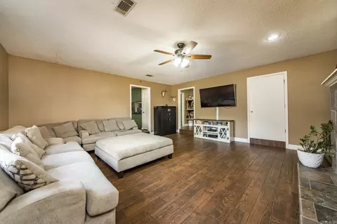 Living - 22 Primrose Ln, Greenbrier, AR 72058 photo 2 of 2