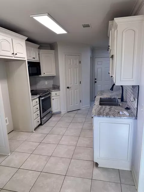 Kitchen - 211 Hidden Meadows Dr, Benton, AR 72015 photo 2 of 3