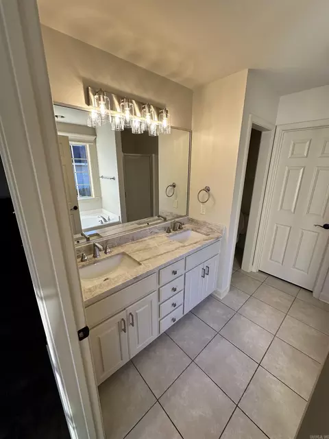 Bath - 211 Hidden Meadows Dr, Benton, AR 72015 photo 2 of 3