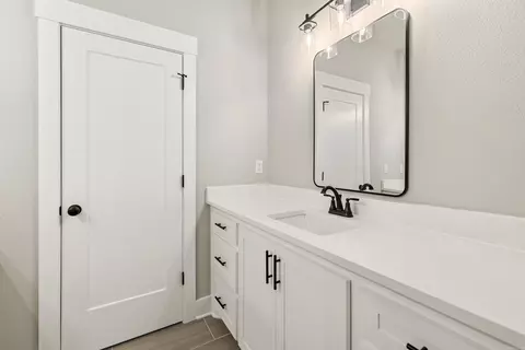 Bath - 9714 Gunter Loop, Benton, AR 72019 photo 2 of 9