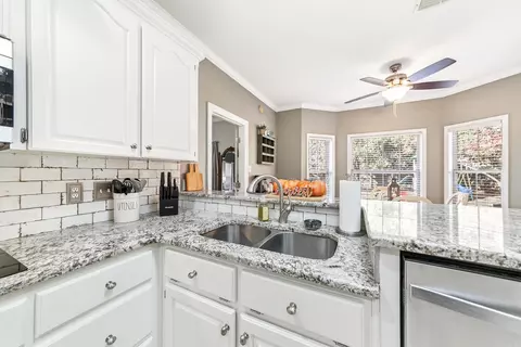 Kitchen - 43 Gleneagle Dr, Cabot, AR 72023 photo 4 of 5