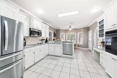 Kitchen - 43 Gleneagle Dr, Cabot, AR 72023 photo 3 of 5