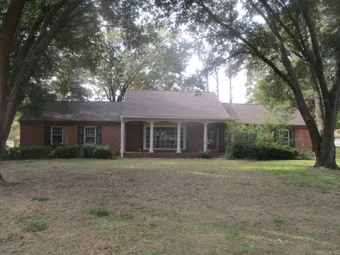 13 Wolfe Dr, Mcgehee, AR 71654