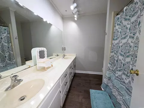 Bath - 12 Elmwood Cir, Pine Bluff, AR 71603 photo 4 of 4