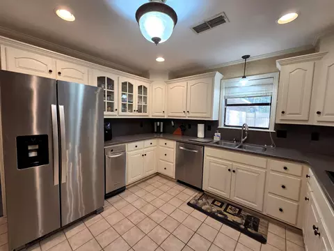 Kitchen - 12 Elmwood Cir, Pine Bluff, AR 71603 photo 4 of 5