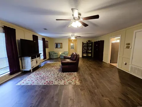 Living - 12 Elmwood Cir, Pine Bluff, AR 71603 photo 5 of 6