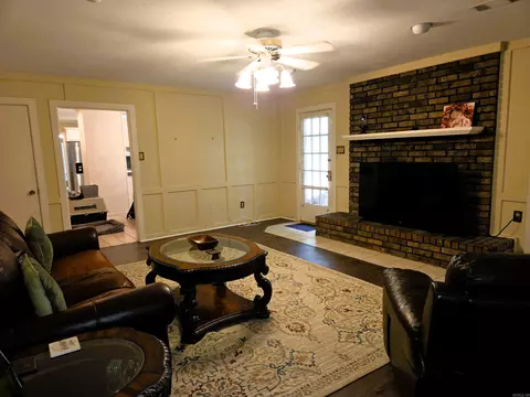 Living - 12 Elmwood Cir, Pine Bluff, AR 71603 photo 1 of 6