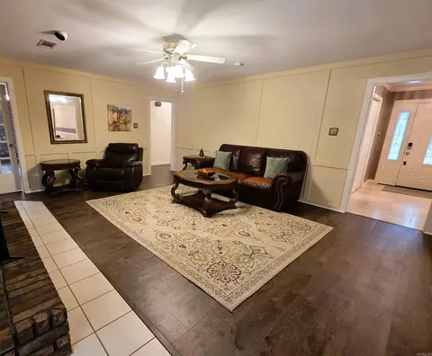 Living - 12 Elmwood Cir, Pine Bluff, AR 71603 photo 2 of 6