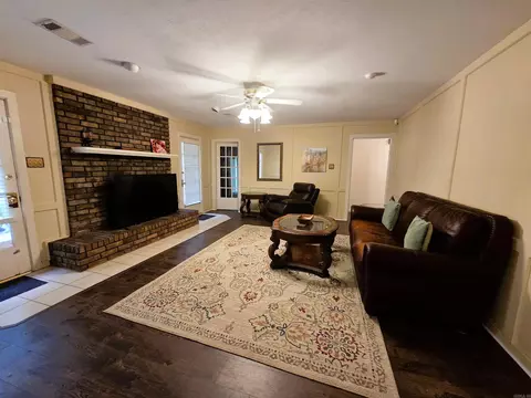 Living - 12 Elmwood Cir, Pine Bluff, AR 71603 photo 3 of 6