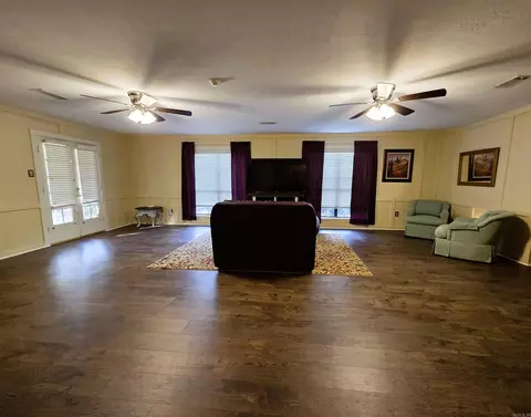 Living - 12 Elmwood Cir, Pine Bluff, AR 71603 photo 4 of 6