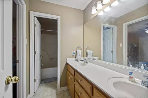 Bath - 2804 Falcon Ct, Benton, AR 72015 photo 2 of 2