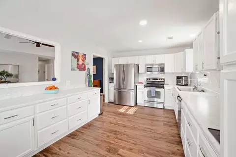 Kitchen - 425 Cheyenne Ln, Conway, AR 72032 photo 2 of 2