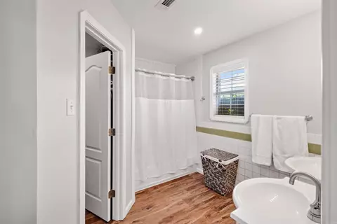 Bath - 425 Cheyenne Ln, Conway, AR 72032 photo 2 of 3