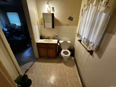 Bath - 2212 S Maple St, Pine Bluff, AR 71603 photo 1 of 2