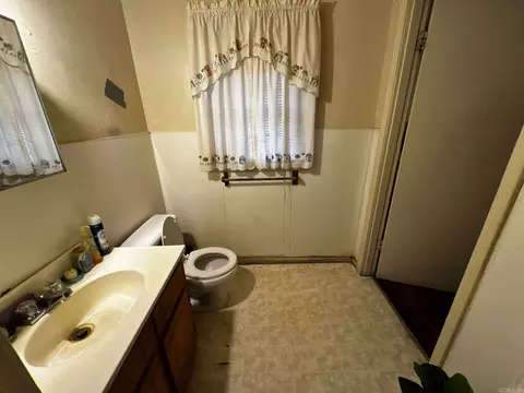 Bath - 2212 S Maple St, Pine Bluff, AR 71603 photo 2 of 2