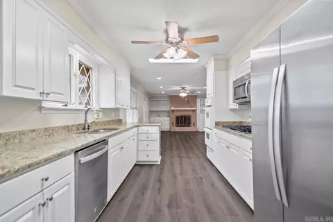 Kitchen - 148 Windcrest Dr, Malvern, AR 72104 photo 2 of 3
