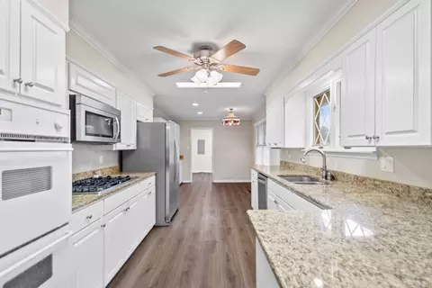 Kitchen - 148 Windcrest Dr, Malvern, AR 72104 photo 3 of 3