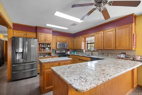 Kitchen - 226 Clovis Rd, Malvern, AR 72104 photo 3 of 3