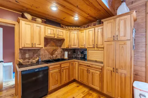 Kitchen - 194 Lake Point Dr, Quitman, AR 72131 photo 2 of 4