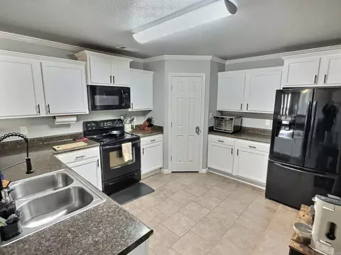 Kitchen - 12 Daytona Dr, Cabot, AR 72023 photo 2 of 3