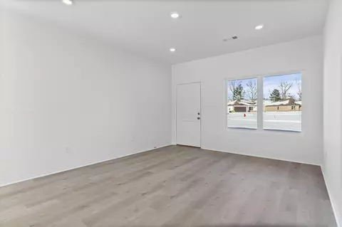 Living - 141 Jasmine Ct, Beebe, AR 72012 photo 2 of 5