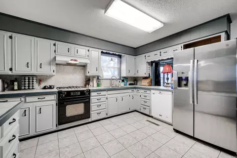 Kitchen - 244 Walker Cutoff Rd, Malvern, AR 72104 photo 2 of 4