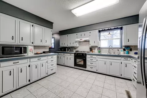 Kitchen - 244 Walker Cutoff Rd, Malvern, AR 72104 photo 1 of 4