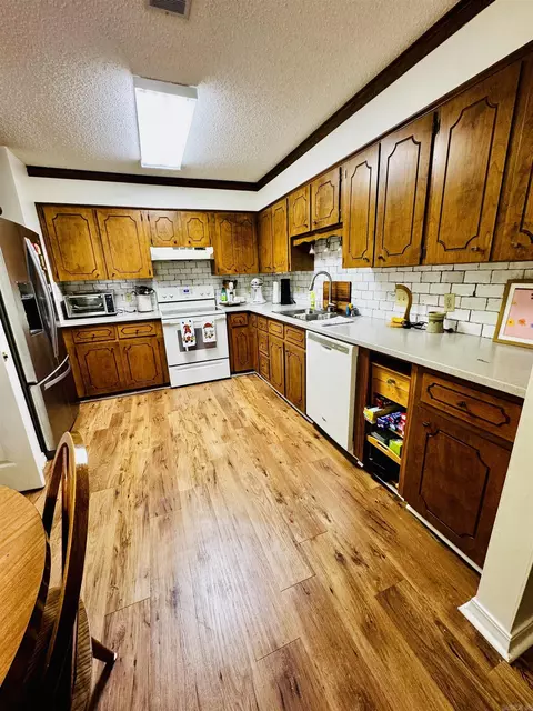 Kitchen - 6 Summerset Pl, Pine Bluff, AR 71603 photo 3 of 4