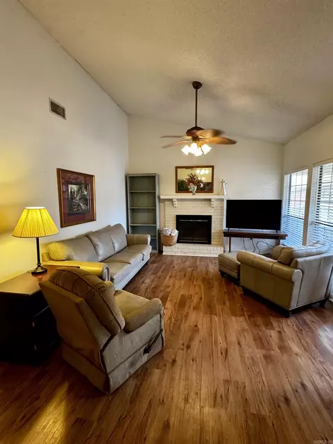 Living - 6 Summerset Pl, Pine Bluff, AR 71603 photo 2 of 2