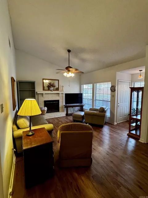 Living - 6 Summerset Pl, Pine Bluff, AR 71603 photo 1 of 2