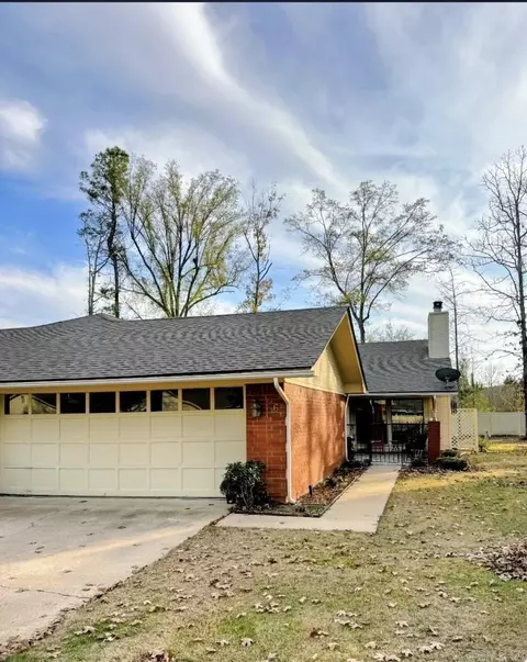 6 Summerset Pl, Pine Bluff, AR 71603