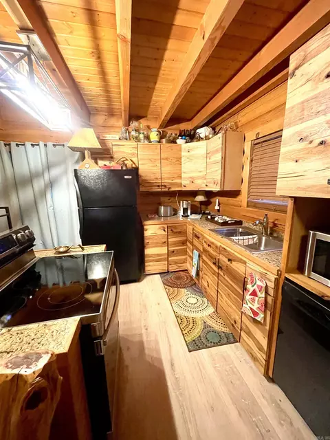 Kitchen - 6 Holley Rd, Edgemont, AR 72044 photo 3 of 4